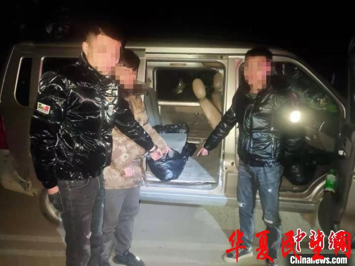 图为指认现场。 潘石平 摄