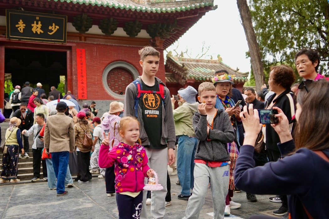 河南嵩山少林景区是中国著名旅游景点,但近几年负面消息不断,27日再遭大陆文旅部点... 河南嵩山少林景区是中国著名旅游景点,但近几年负面消息不断,27日再遭大陆文旅部点...