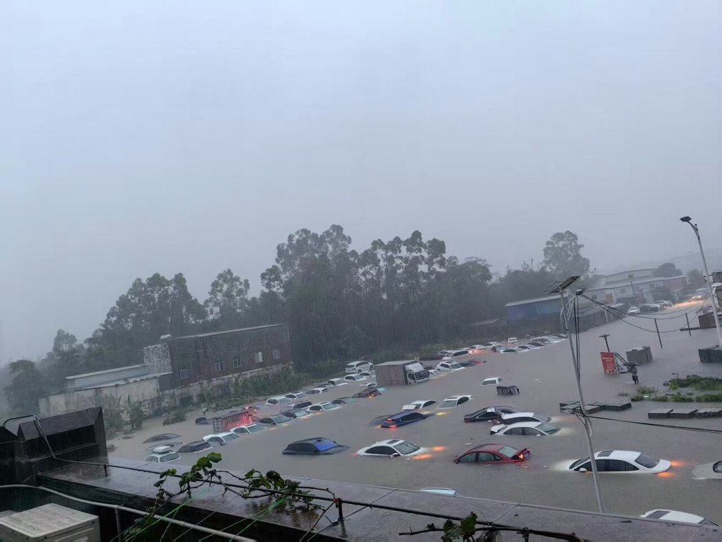 广西钦州27日降下暴雨,导致多地出现严重淹水,大批汽车因此沦为泡水车。(图/取自... 广西钦州27日降下暴雨,导致多地出现严重淹水,大批汽车因此沦为泡水车。(图/取自...