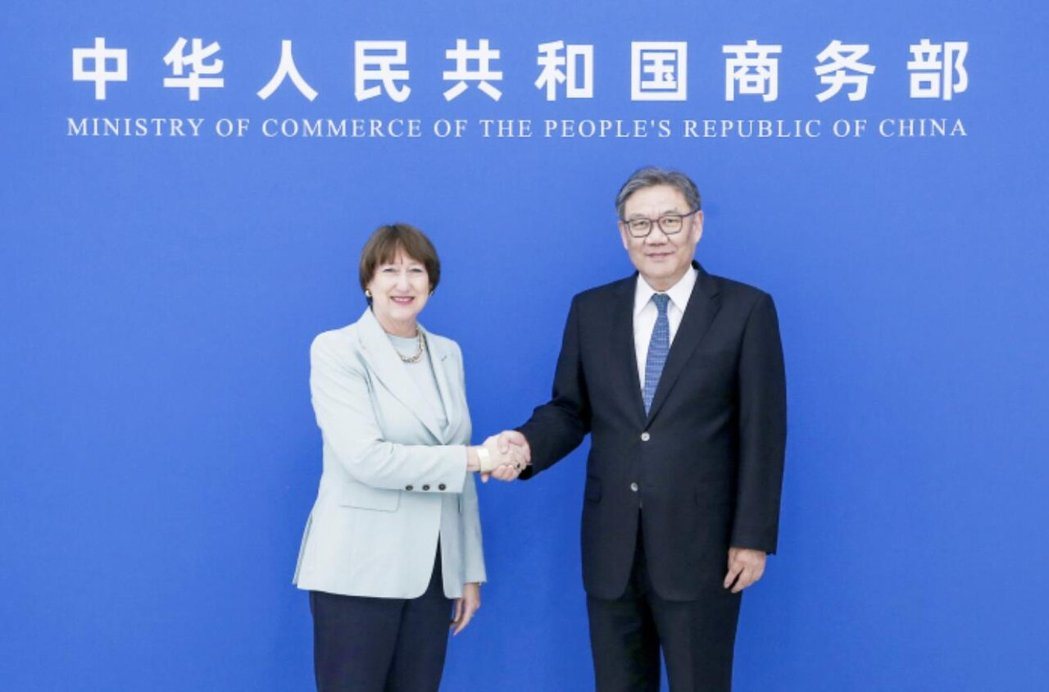 大陆国台办发言人陈斌华29日针对台湾旅游团在甘肃发生交通事故,强调国台办和甘肃省... 大陆国台办发言人陈斌华29日针对台湾旅游团在甘肃发生交通事故,强调国台办和甘肃省...