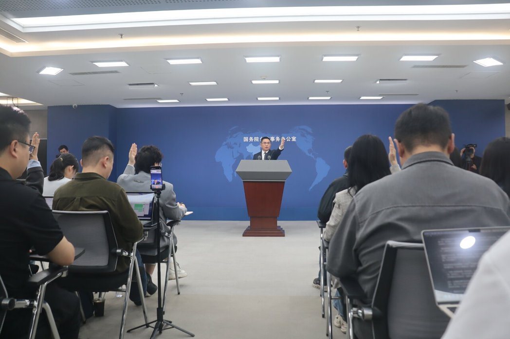 大陆国台办发言人陈斌华29日回应郑丽文即将访美的受访谈话内容,强调两岸中国人完全... 大陆国台办发言人陈斌华29日回应郑丽文即将访美的受访谈话内容,强调两岸中国人完全...