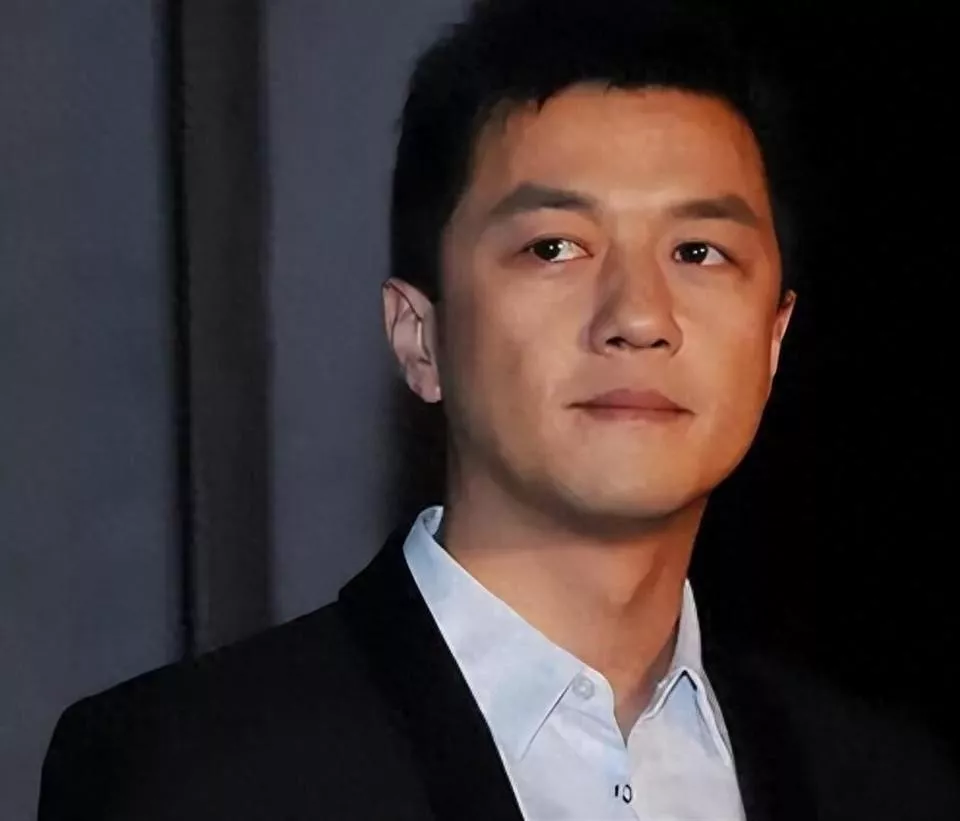 李亚鹏债务清了,热搜又炸了,他到底在忙啥?