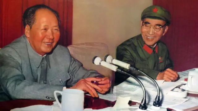 中国国家主席毛泽东(左)与政治领袖林彪同座面带微笑。