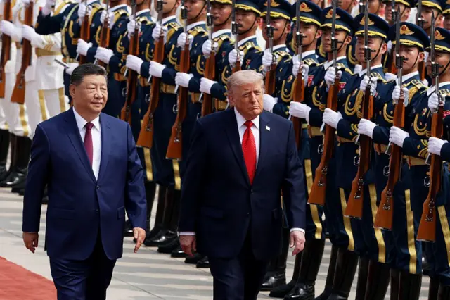 5月14日,美国总统特朗普与中国国家主席习近平在中国北京人民大会堂举行的欢迎仪式上检阅仪仗队。