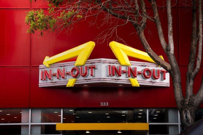 空前绝后的In-N-Out 100x100巨无霸汉堡是由华裔工程师杨威尔与友人于...