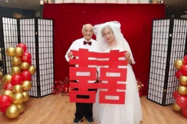 武汉103岁和86岁老人闪婚满周年 晒幸福生活 武汉103岁和86岁老人闪婚满周年 晒幸福生活