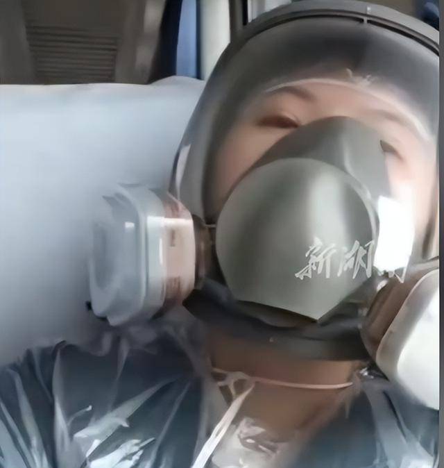 绿皮车现防毒面具?控烟小仙女夸张行径遭群嘲 绿皮车现防毒面具?控烟小仙女夸张行径遭群嘲