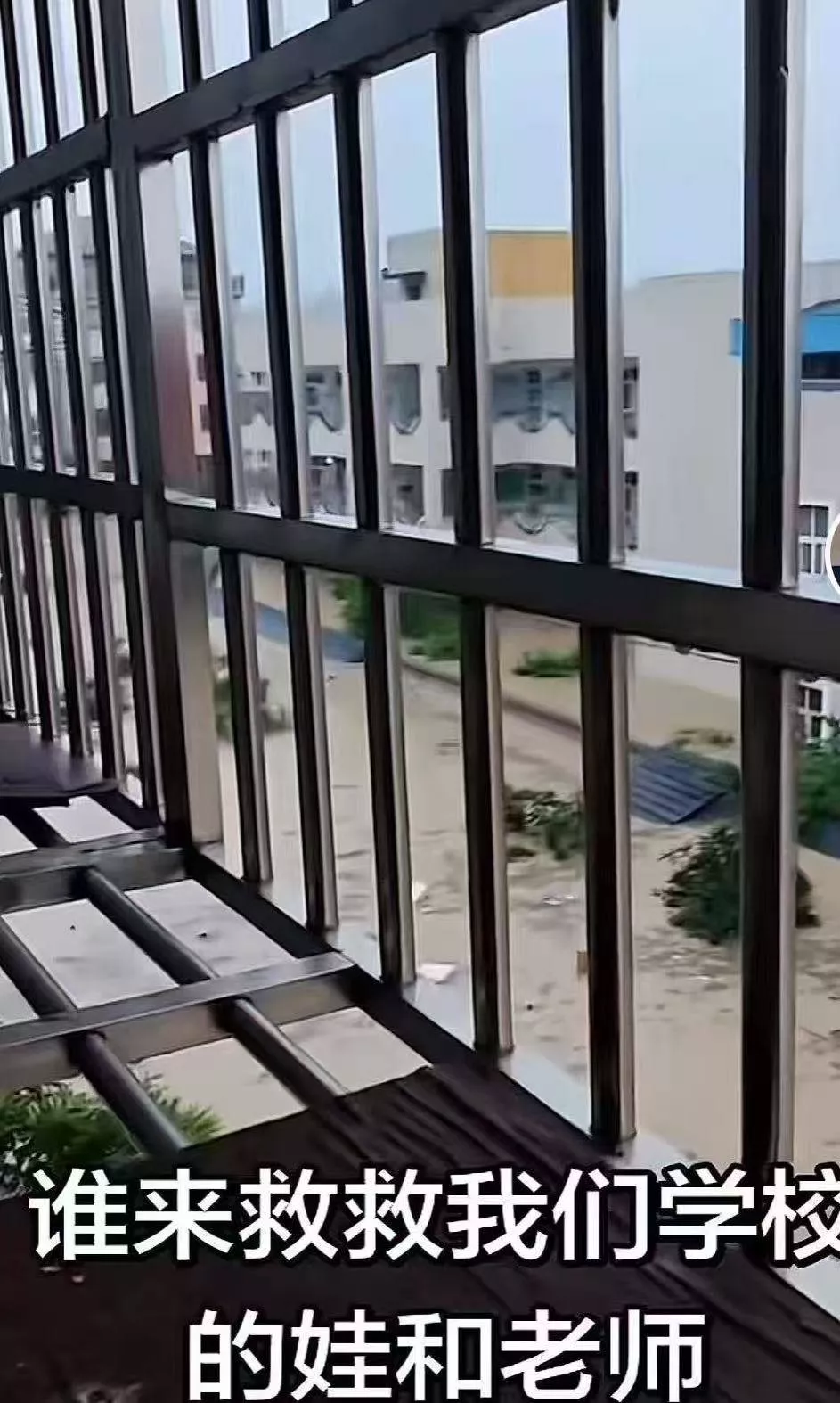 湖南石门县遭遇暴雨,一中学被淹