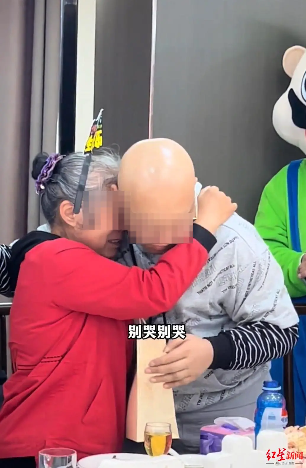 ▲爱心人士帮王振圆梦,为母亲过生日