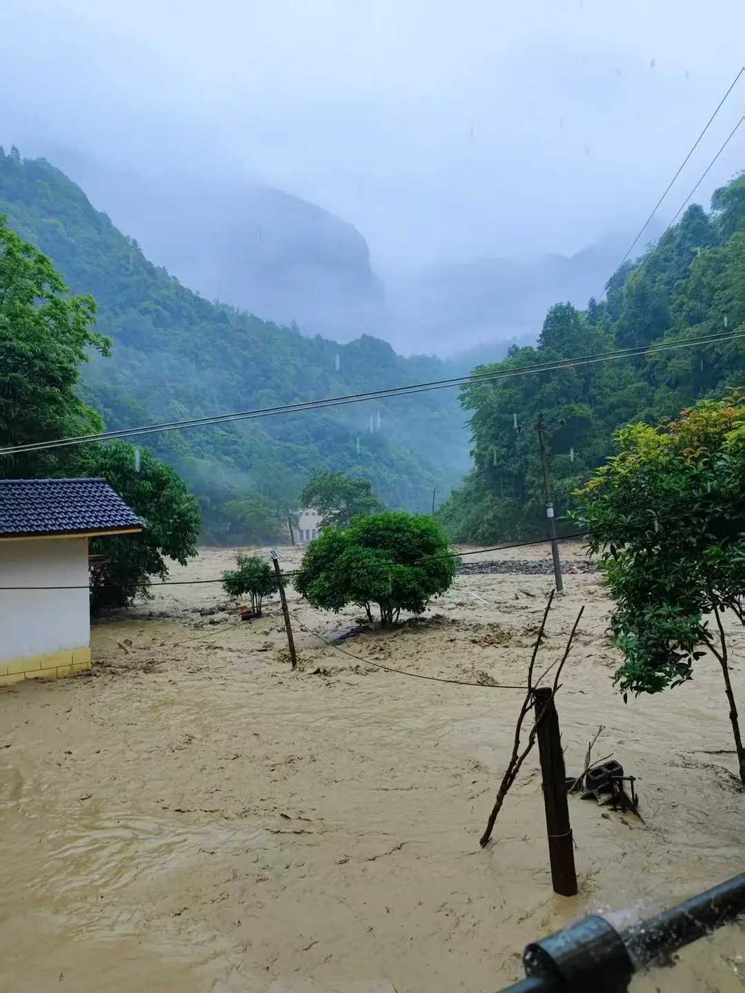 强降雨致湖南石门一村庄8人失联1人遇难