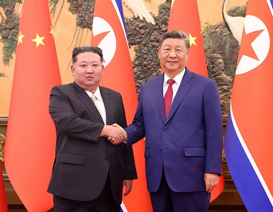 去年9月北韓領袖金正恩（左）訪中，中國大陸國家主席習近平（右）在北京人民大會堂接待。 路透