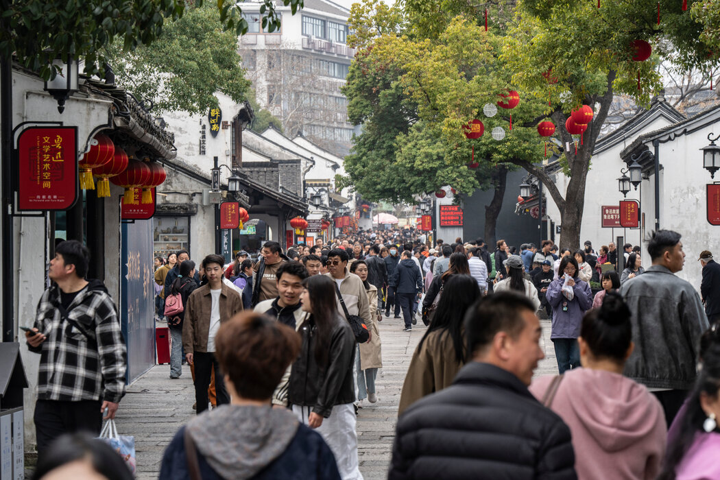 在中国，家庭大部分储蓄都放在房产上，四分之一的城市家庭拥有两套或以上住房。