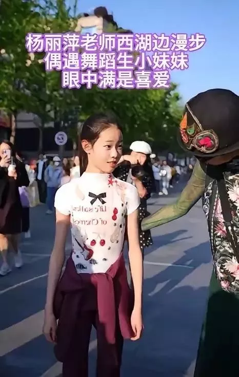 67岁杨丽萍终究还是服老,墨镜遮挡不住皱纹