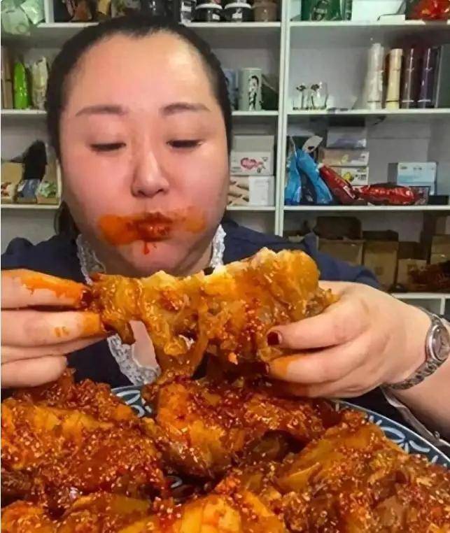 中国女吃播四巨头现状:骷髅脸.... 中国女吃播四巨头现状:骷髅脸....