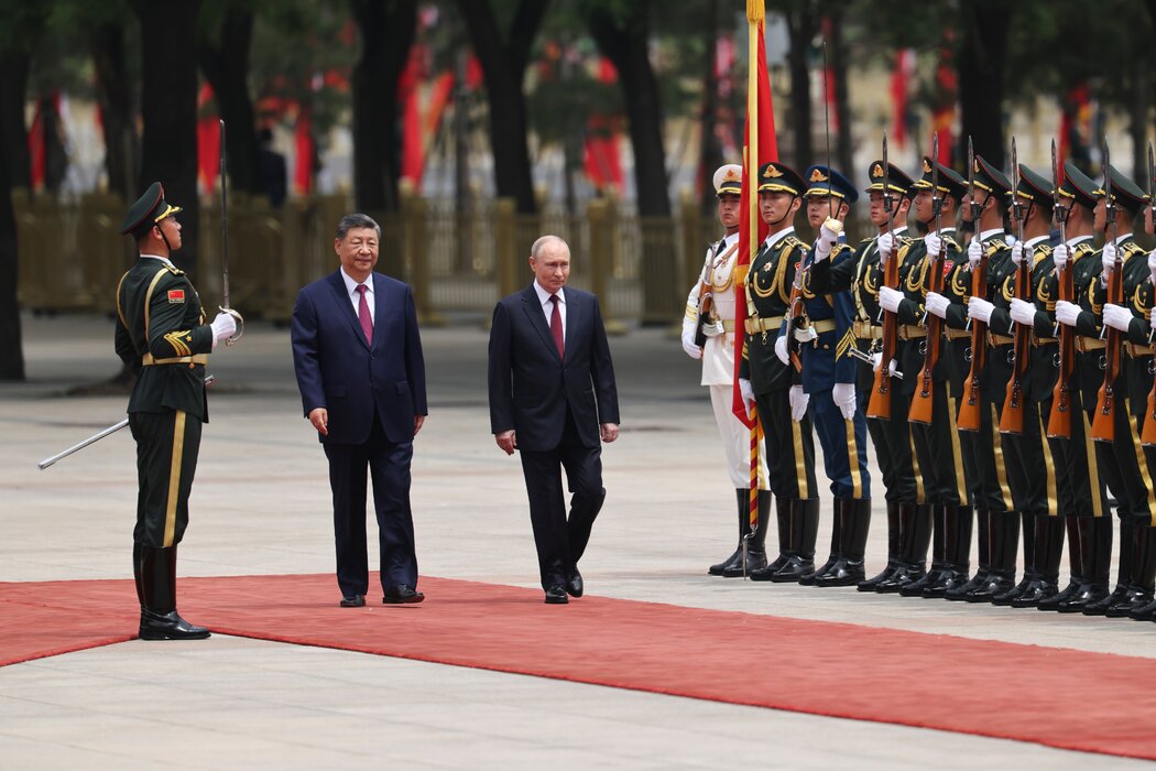 俄罗斯总统弗拉基米尔·V·普京与中国领导人习近平在周三于北京人民大会堂检阅仪仗队。