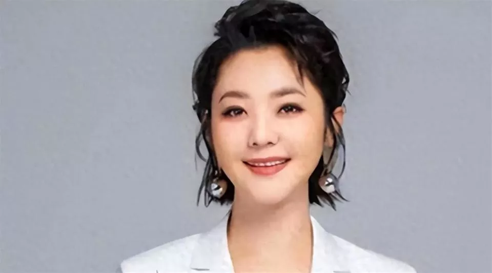 央视主持人和领导闪婚，婚后分居，众人都替她不值