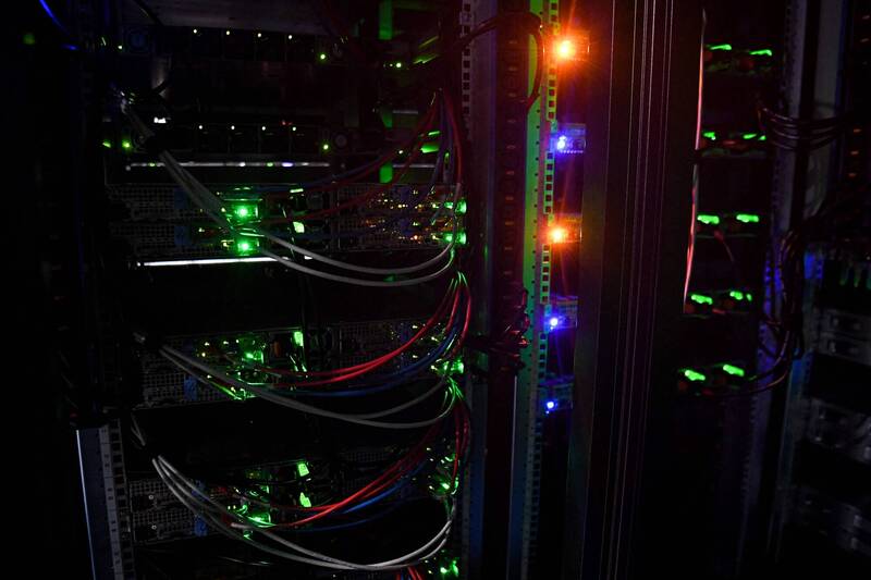 從無線電塔到無線充電:特斯拉百年前構想正在成真。(法新社)