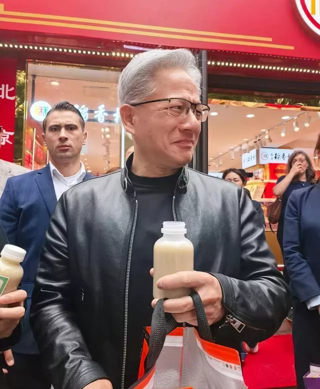 黄仁勋与家人台湾聚餐!爸爸与哥哥都秃顶
