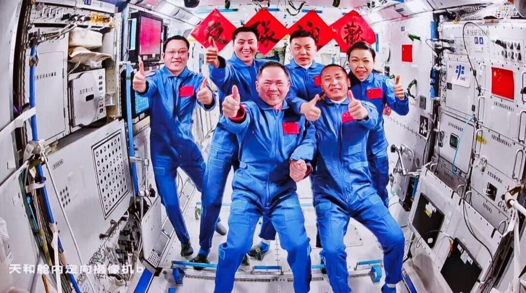 神舟二十三号太空人乘组入驻中国空间站后,两个太空人乘组拍下「全家福」,共同向外界... 神舟二十三号太空人乘组入驻中国空间站后,两个太空人乘组拍下「全家福」,共同向外界...
