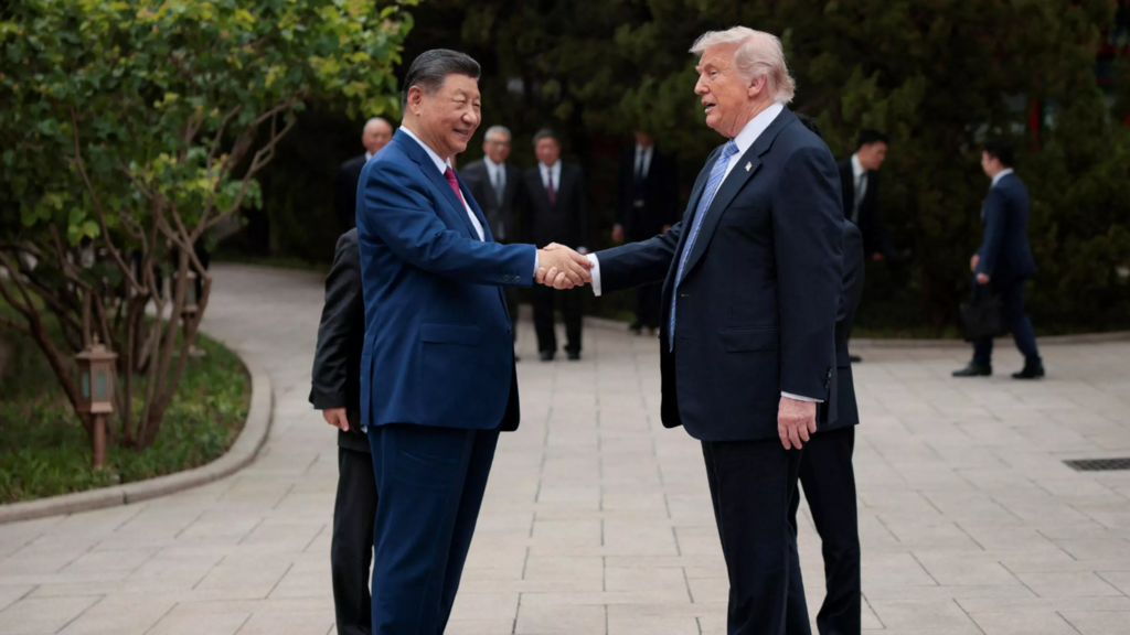 2026年5月15日，美国总统特朗普在北京中南海花园参观结束后离开时与中国国家主席习近平交谈。