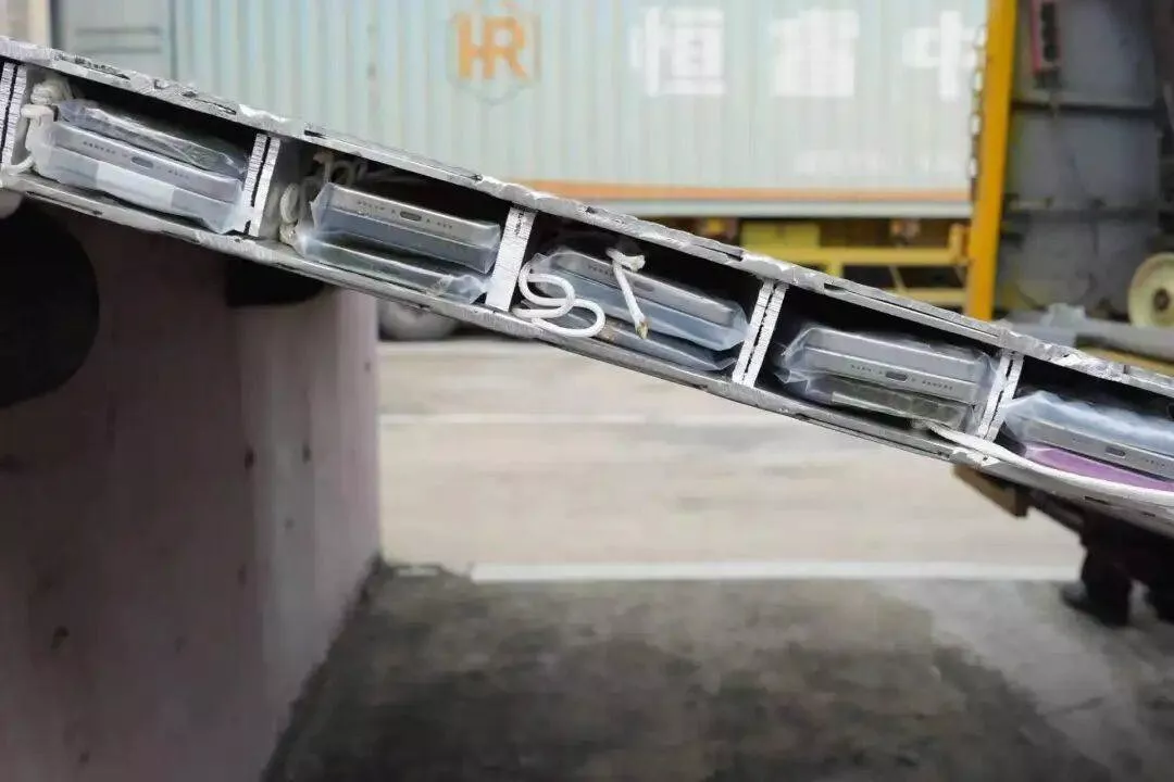 海关在货运进口渠道查获车辆尾板夹层藏匿旧手机420台