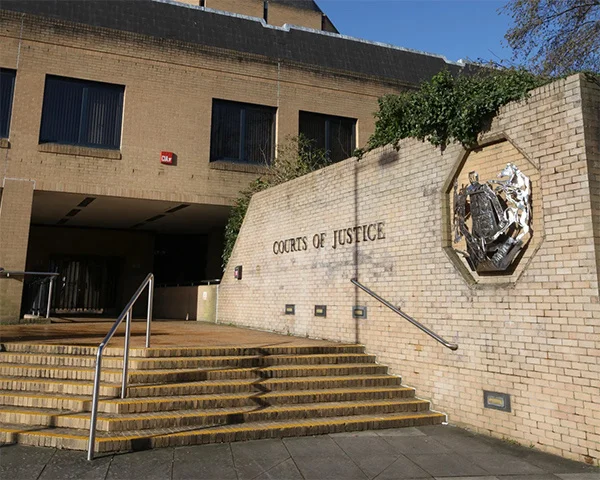 英国3名青少年强奸犯免于监禁，引众怒