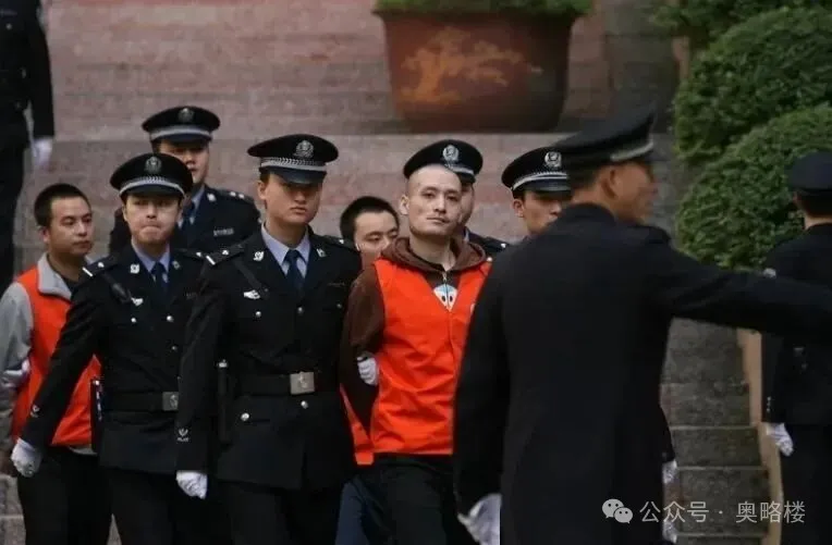 “重庆一姐男宠”：1米82肌肉发达，被抓后翻脸
