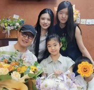 章子怡女儿参与钢琴演出，汪峰带三个孩子前去