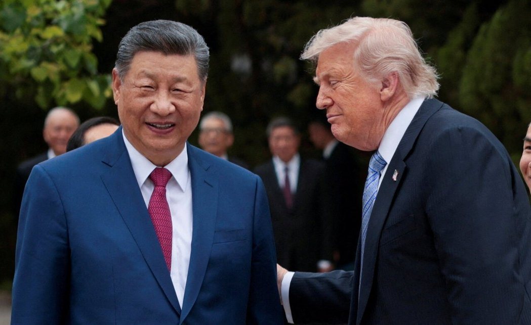 大陆国家主席习近平(左)在北京中南海,陪同到访的美国总统川普(右)参观。路透 大陆国家主席习近平(左)在北京中南海,陪同到访的美国总统川普(右)参观。路透