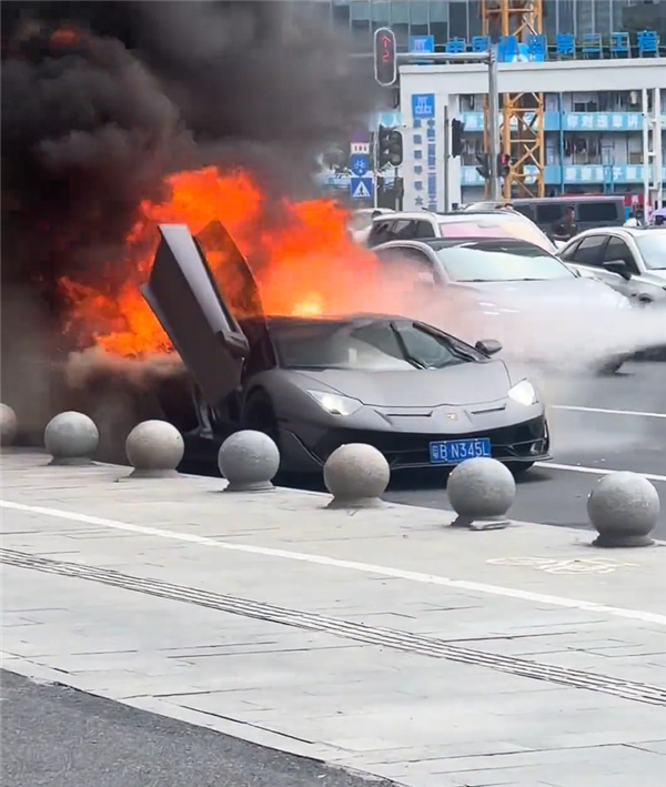 24 日下午约4 时，广州天河区金穗路隧道附近、W 酒店旁路段发生一起超跑起火事故。 图:翻摄自快科技